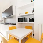 Guesthost - Colourful Flat San Donato דירה