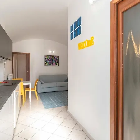 Guesthost - Colourful Flat San Donato *