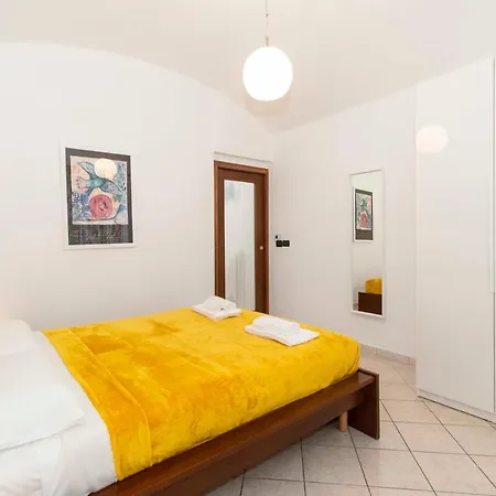 Guesthost - Colourful Flat San Donato * Turin