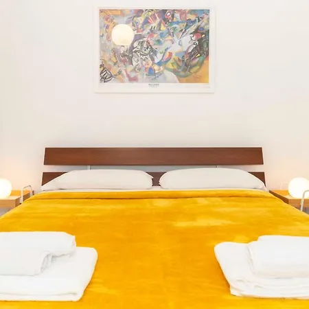 Guesthost - Colourful Flat San Donato דירה *