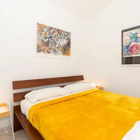 Lägenhet Guesthost - Colourful Flat San Donato *