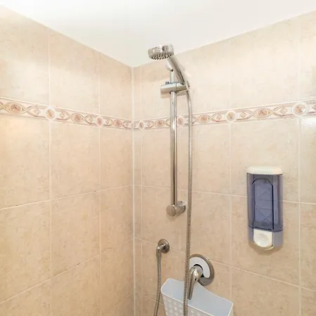 Apartment Colourful Flat San Donato