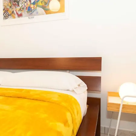 Guesthost - Colourful Flat San Donato