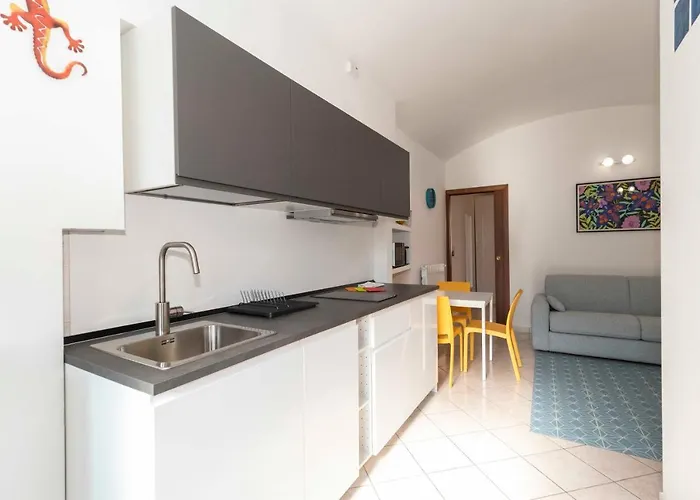 Guesthost - Colourful Flat San Donato شقة *