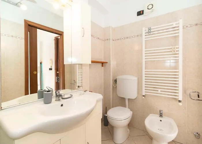 Guesthost - Colourful Flat San Donato Apartment Turin