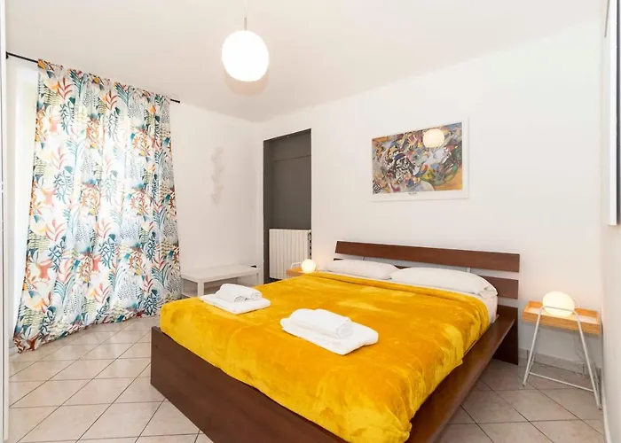 Guesthost - Colourful Flat San Donato