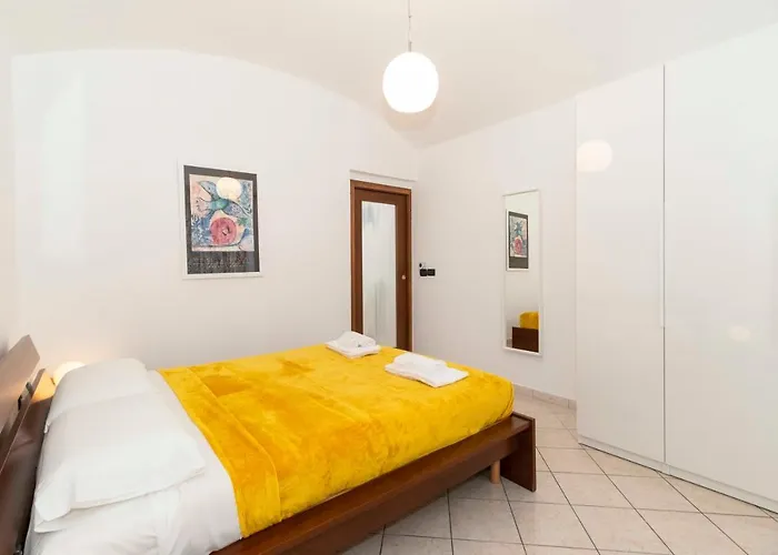 Guesthost - Colourful Flat San Donato * Turin