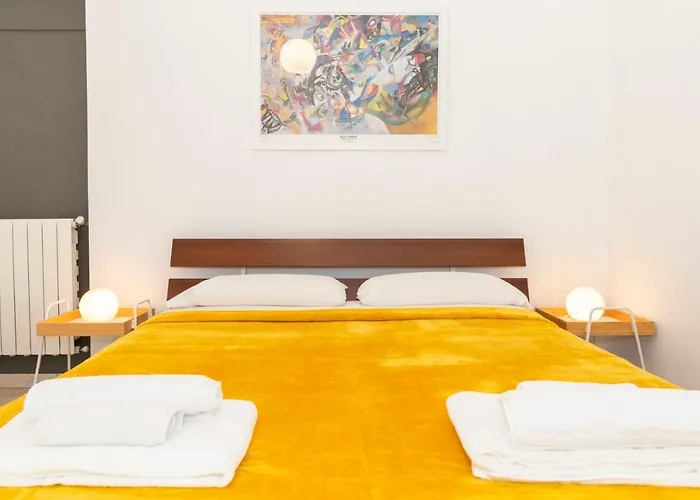 Guesthost - Colourful Flat San Donato Apartment *