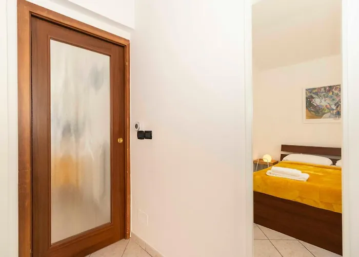 Guesthost - Colourful Flat San Donato Apartment