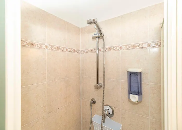 شقة Guesthost - Colourful Flat San Donato