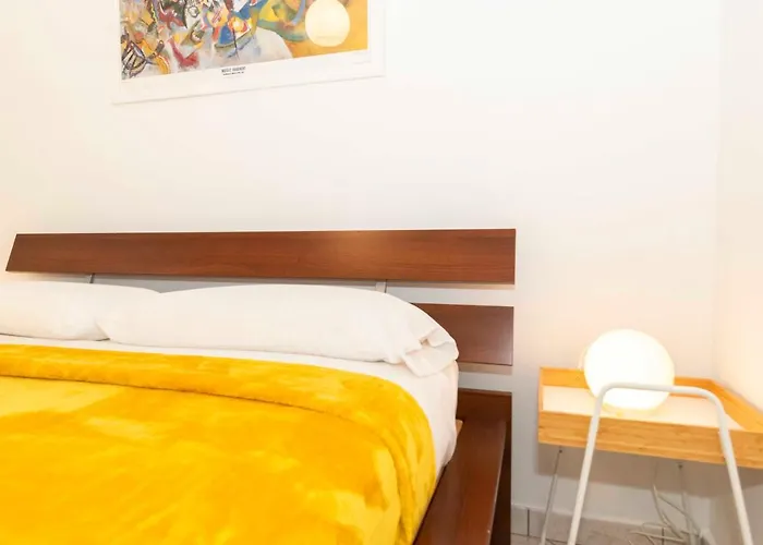 Guesthost - Colourful Flat San Donato