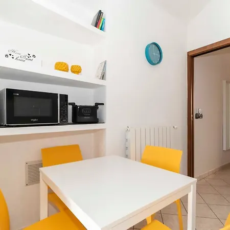 Guesthost - Colourful Flat San Donato Turin