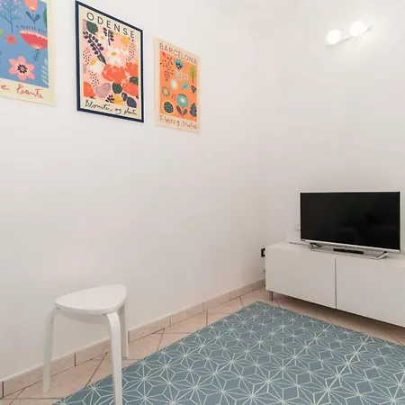 Lägenhet Guesthost - Colourful Flat San Donato *
