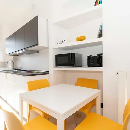 Guesthost - Colourful Flat San Donato Lägenhet