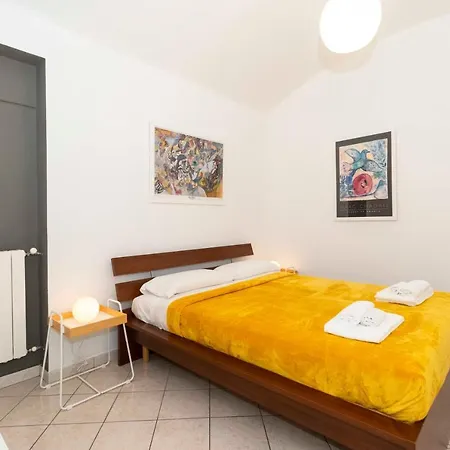 Lägenhet Guesthost - Colourful Flat San Donato *