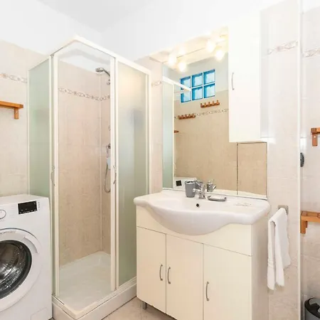 Guesthost - Colourful Flat San Donato Lägenhet