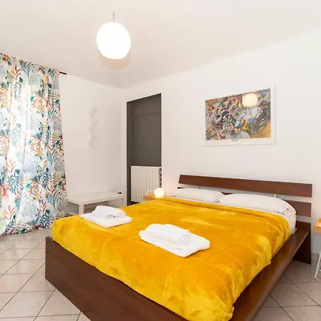 Guesthost - Colourful Flat San Donato