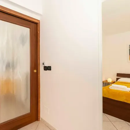 Guesthost - Colourful Flat San Donato Lägenhet