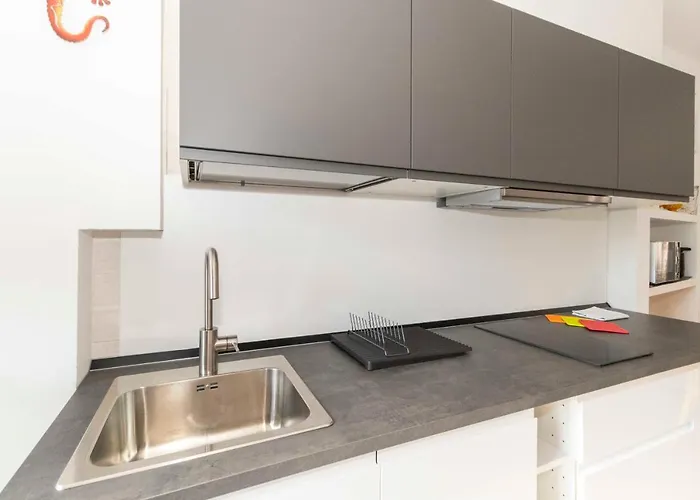 Guesthost - Colourful Flat San Donato Daire