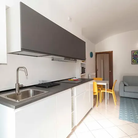 Guesthost - Colourful Flat San Donato Apartman *