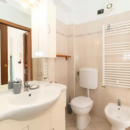 Guesthost - Colourful Flat San Donato Apartman Torino