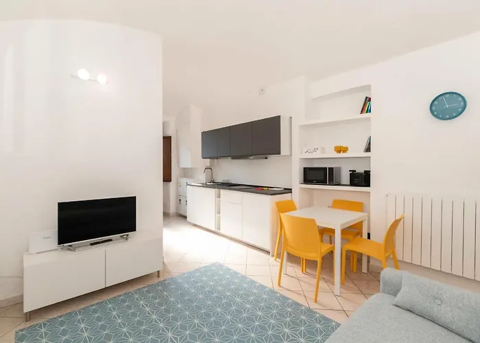 Guesthost - Colourful Flat San Donato Апартаменты