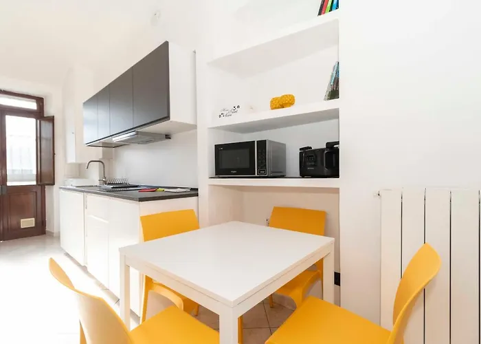 Guesthost - Colourful Flat San Donato Апартаменты