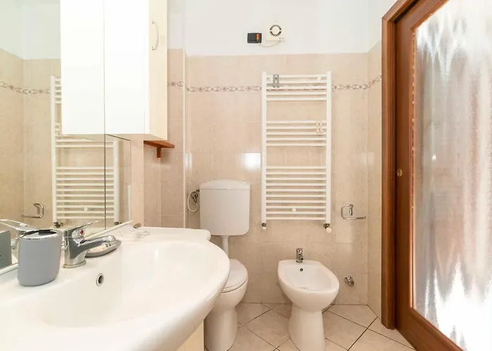 Guesthost - Colourful Flat San Donato * Турин